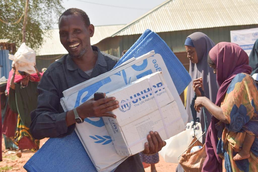 Drought-affected Internally Displaced Persons (IDPs) receive Non-Food Items distributed by UNHCR through its partner AVORD in Baidoa.