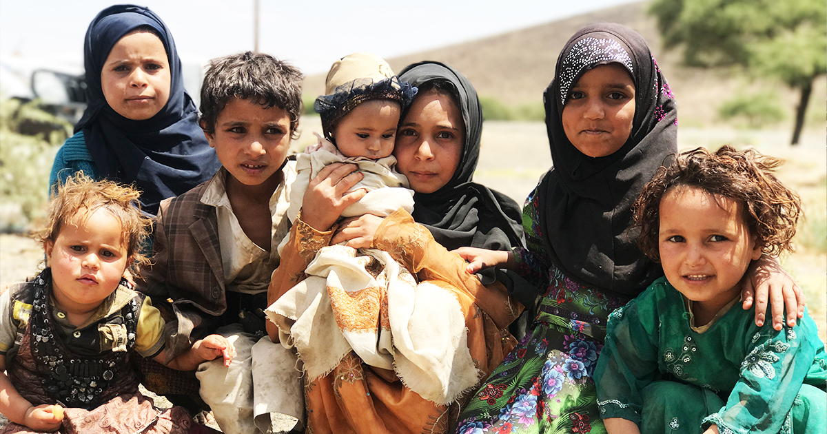 Displaced Yemeni children sit at the Dharawan settlement on the outskirts of Sana'a. The children fled with their family to Dharawan from their home in Sa'dah because of intensified hostilities. @UNHCR/ Shabia Mantoo