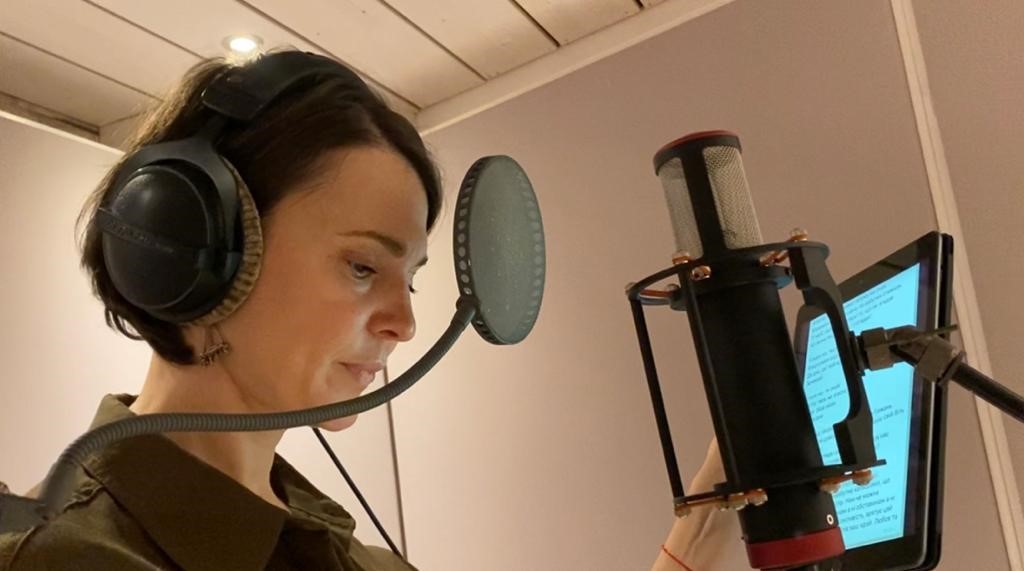 Maryana Golovko recording the song Blue Skies