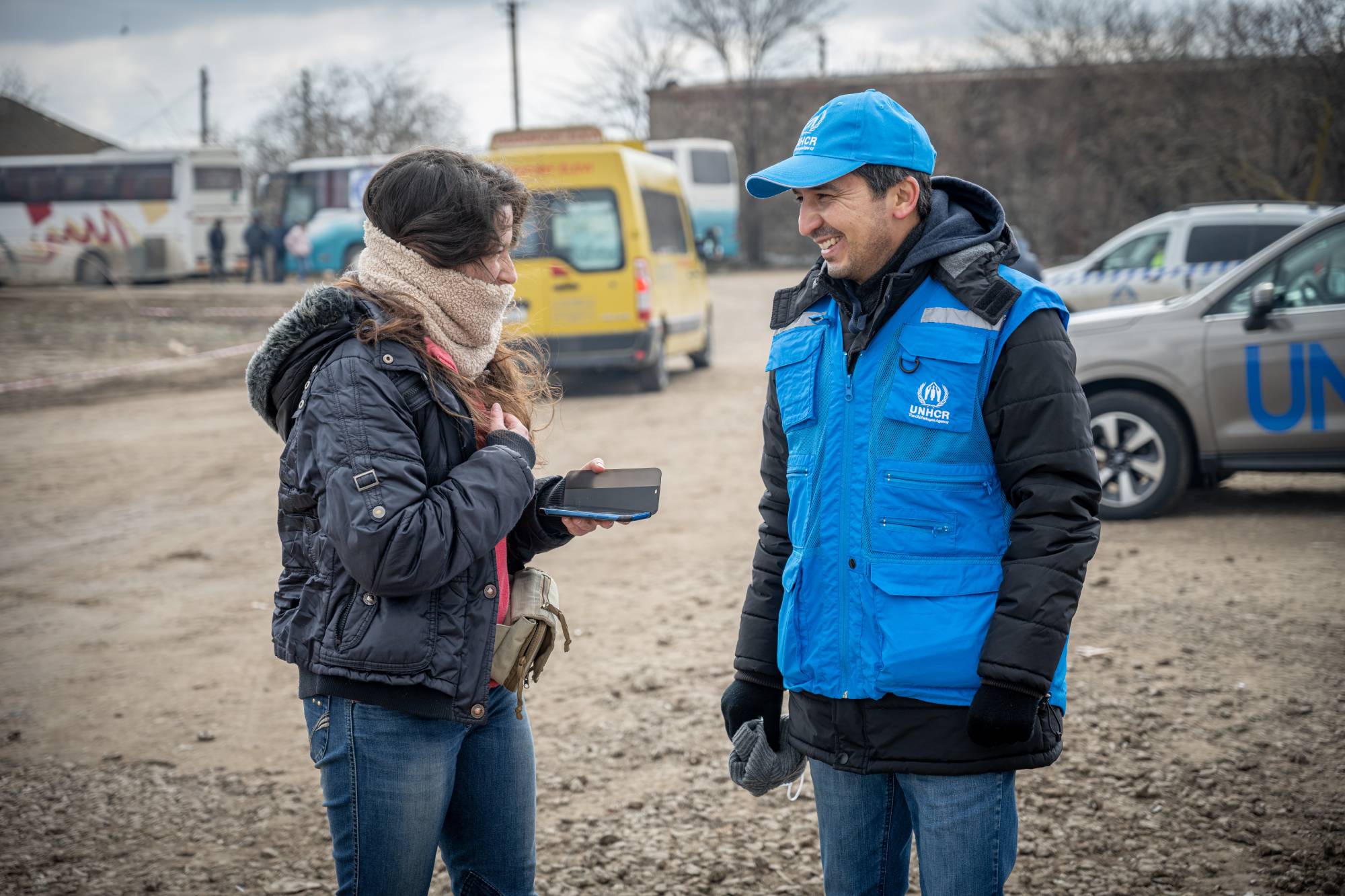 UNHCR’s Representative in Romania, Batyr Sapbyiev, assists a refugee at the Palanca border crossing in Moldova.